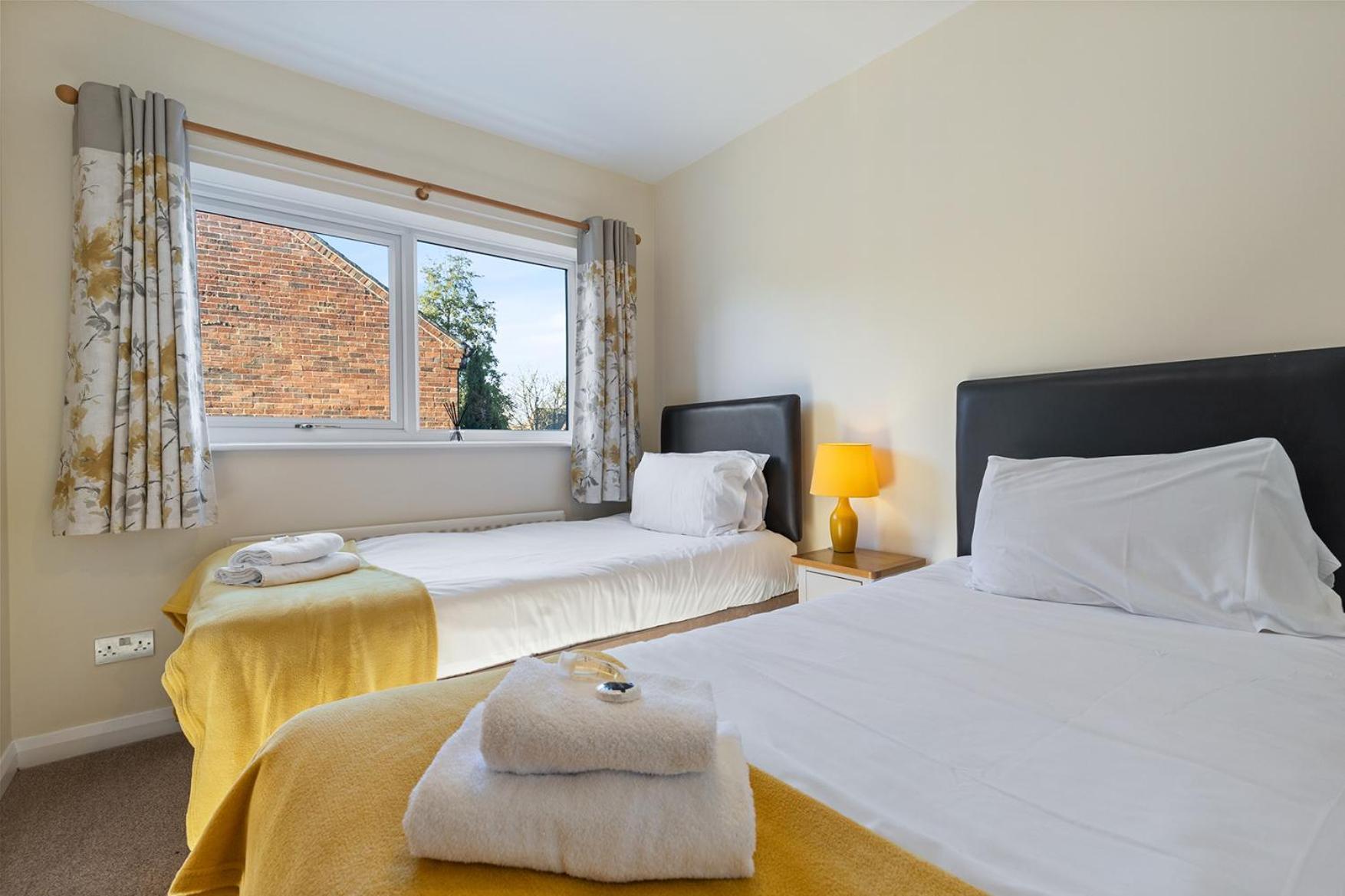Pass The Keys Central Townhouse With Free Parking York Exterior photo